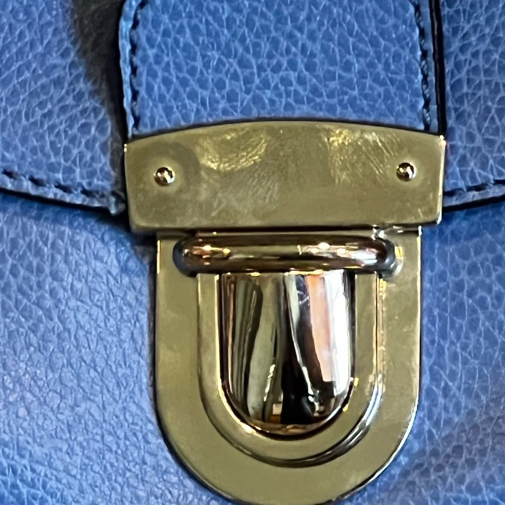 Ice blue faux leather purse with oversized press lock - Picture 2 of 10